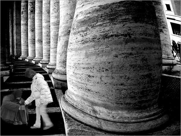 Caritas (40,0x30,0 cm) - Colonnato del Bernini - Roma 2003