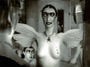 New Progenies: portrait of a girl who look at oneself in a mirror.