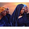 Donne che assistono ad una cerimonia