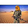 Un soldato dellesercito ribelle tuareg sorveglia il confine con lAlgeria nel deserto di Temet