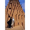 Due tuareg sul tetto della moschea di Agadez